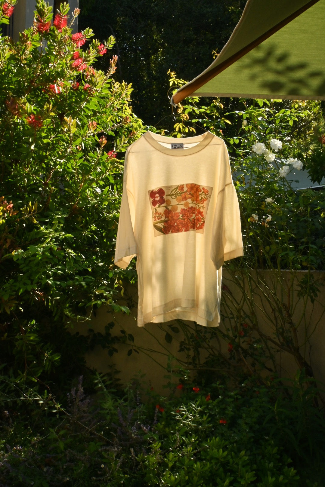 POLLIN Signature 09 T-shirt surrounded by southern France botanicals